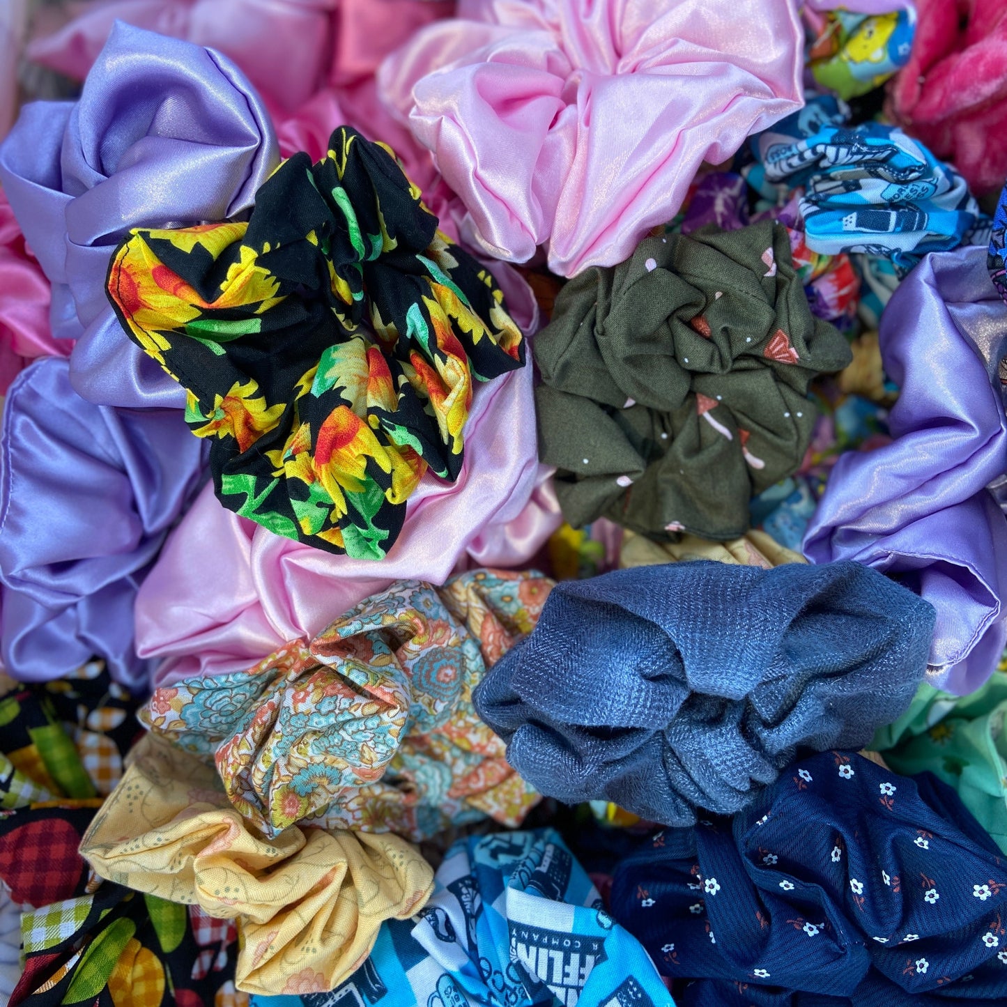 Mystery Scrunchies - Medium Scoop 6 Scrunchies!